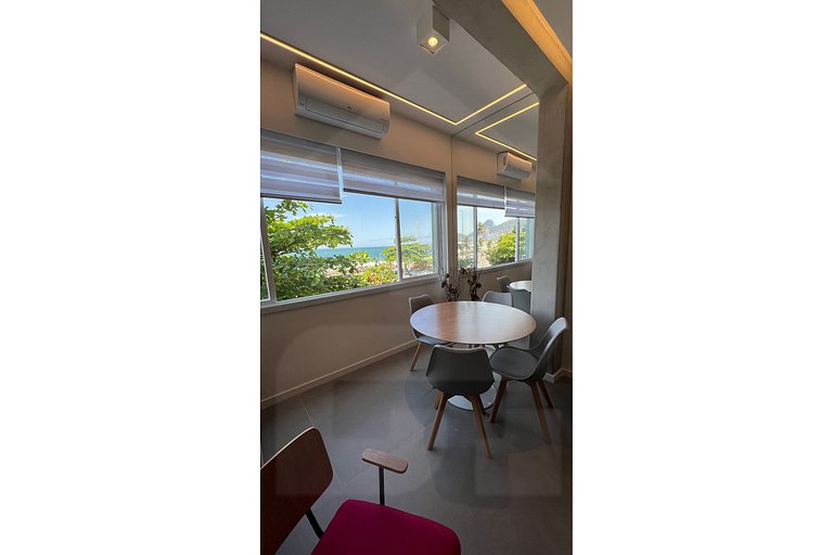 Estudio Moderno con Vista al Océano