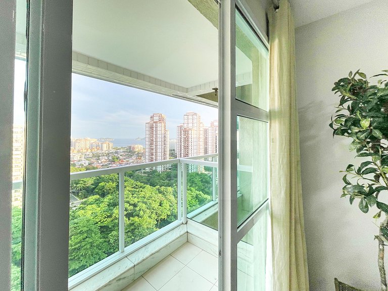 Comfortable 2BDR Apartment with Balcony and Sea View