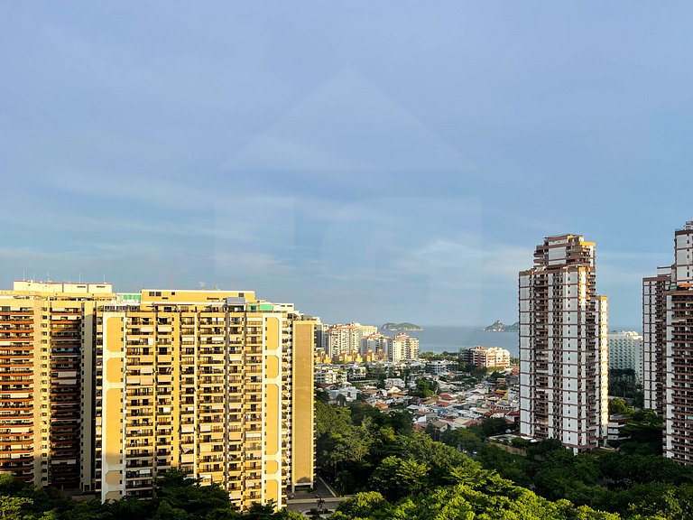 Comfortable 2BDR Apartment with Balcony and Sea View