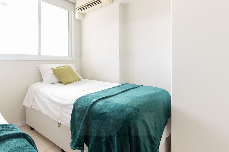 Comfortable 2BDR Apartment with Balcony and Sea View