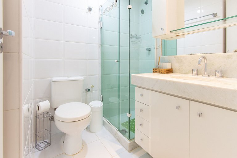 Comfortable 2BDR Apartment with Balcony and Sea View