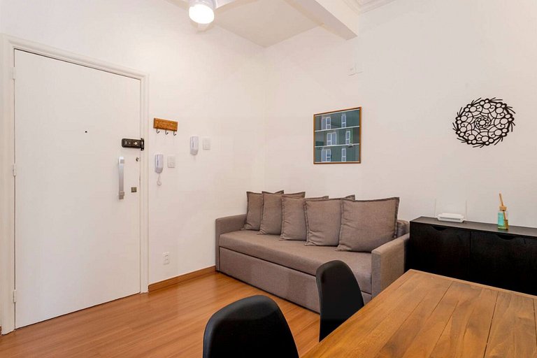 Comfort Steps from Copacabana Beach