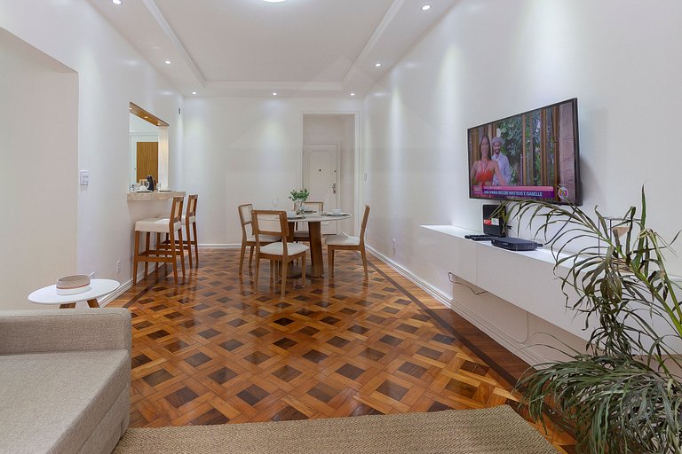 Spacious 2-bedroom apartment next to Beach