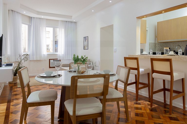 Spacious 2-bedroom apartment next to Beach