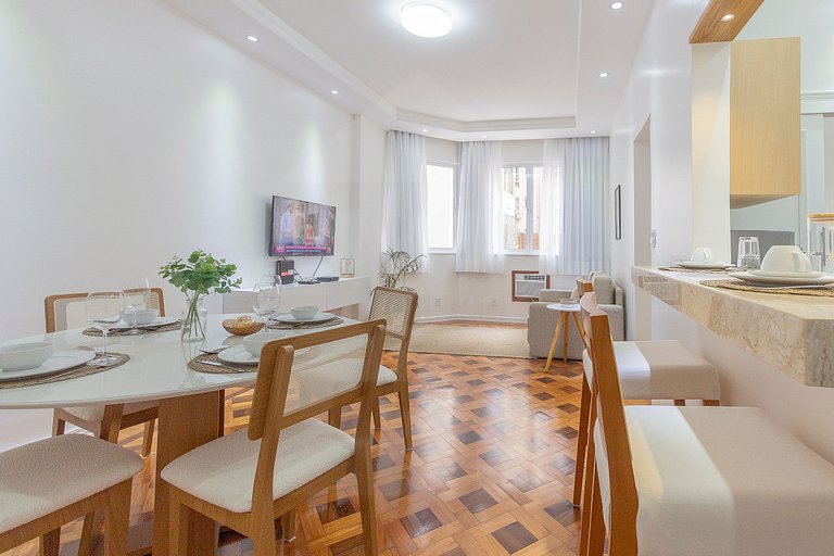 Spacious 2-bedroom apartment next to Beach