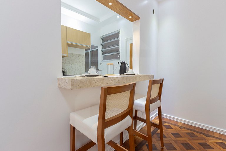 Spacious 2-bedroom apartment next to Beach