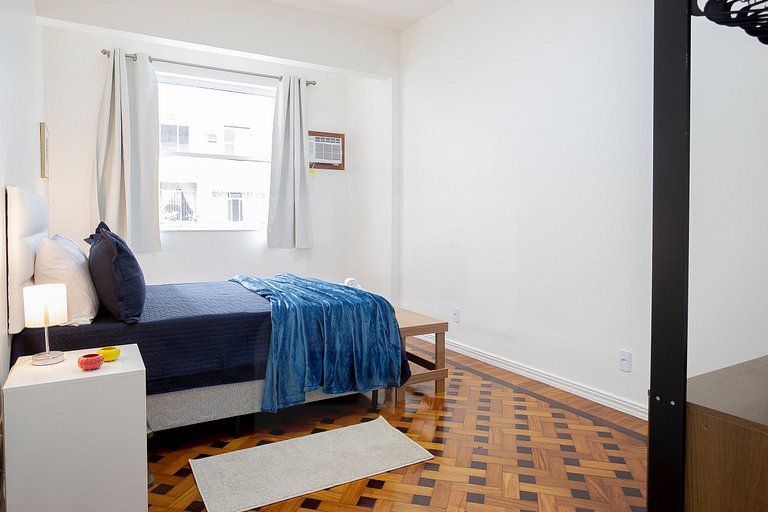 Spacious 2-bedroom apartment next to Beach