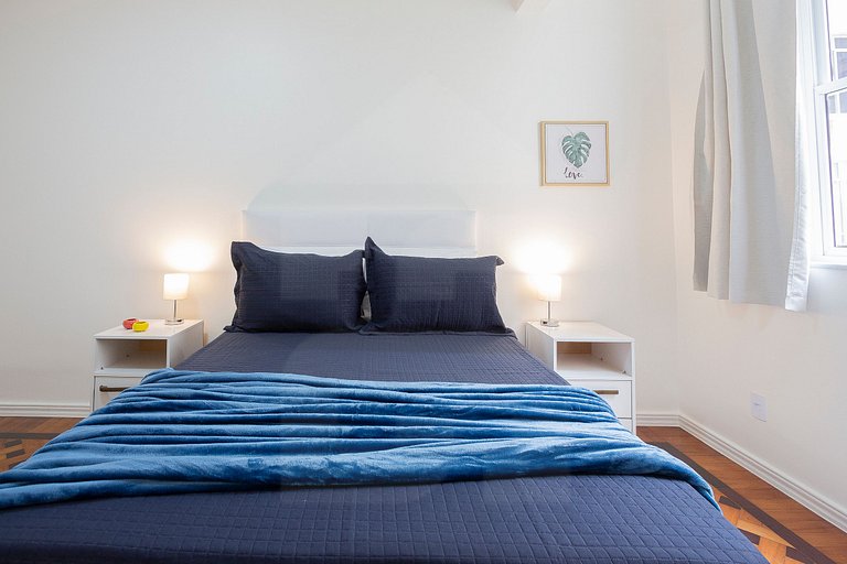 Spacious 2-bedroom apartment next to Beach