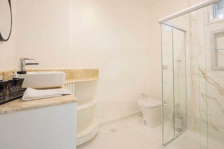 Spacious 2-bedroom apartment next to Beach