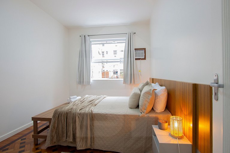 Spacious 2-bedroom apartment next to Beach