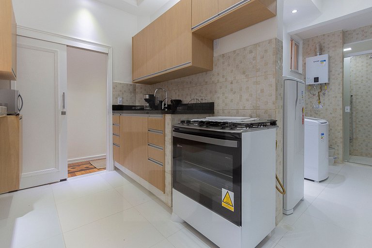 Spacious 2-bedroom apartment next to Beach