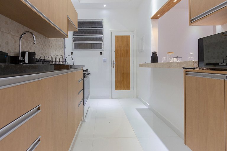 Spacious 2-bedroom apartment next to Beach