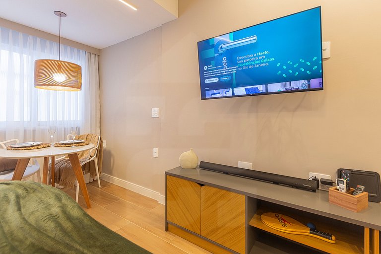 Modern studio in Leme for couples, with split AC | Haelo