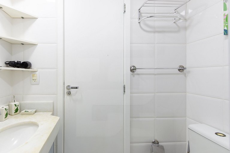 Lazer Completo na Barra: Piscina, Sauna e Mar