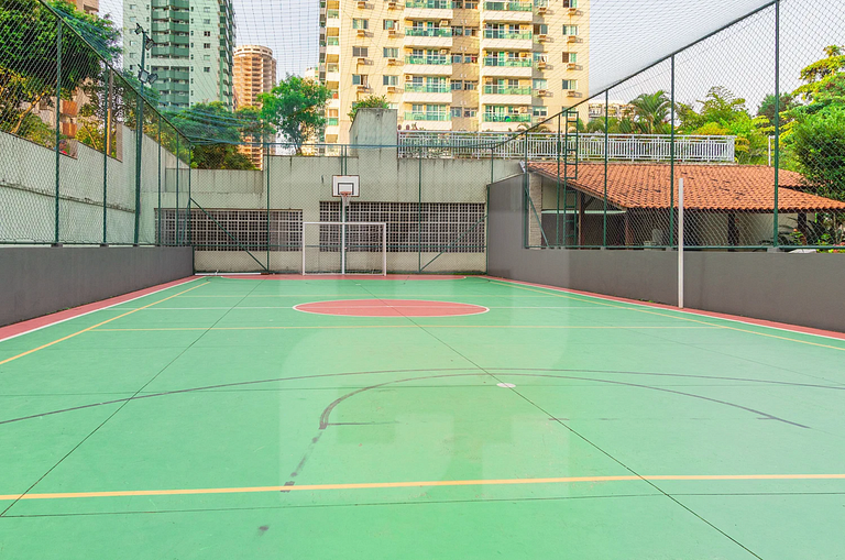 Lazer Completo na Barra: Piscina, Sauna e Mar