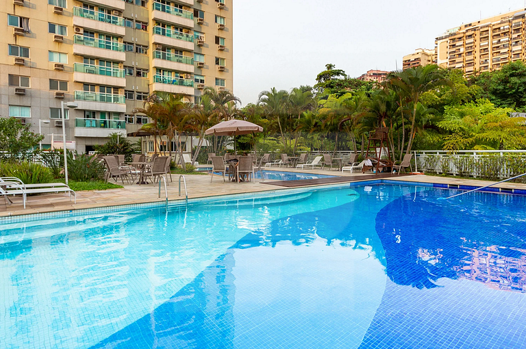 Lazer Completo na Barra: Piscina, Sauna e Mar