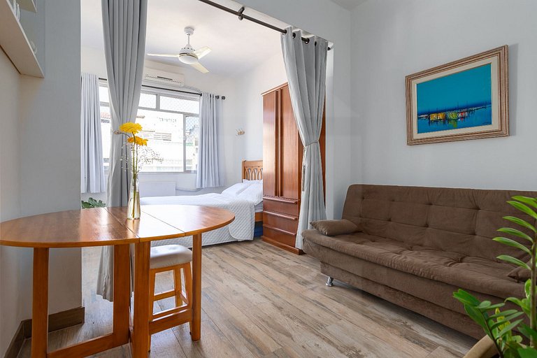 Apê reformado de 30 m² no coração de Copacabana