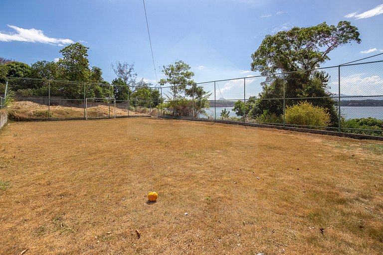 Beautiful ranch with lake and sea view in Maricá