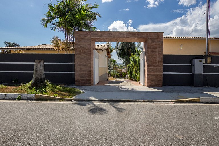 Beautiful ranch with lake and sea view in Maricá