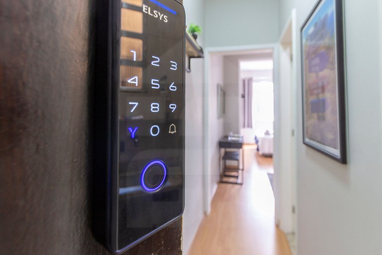 Estudio Encantador con Vista Lateral a la Playa