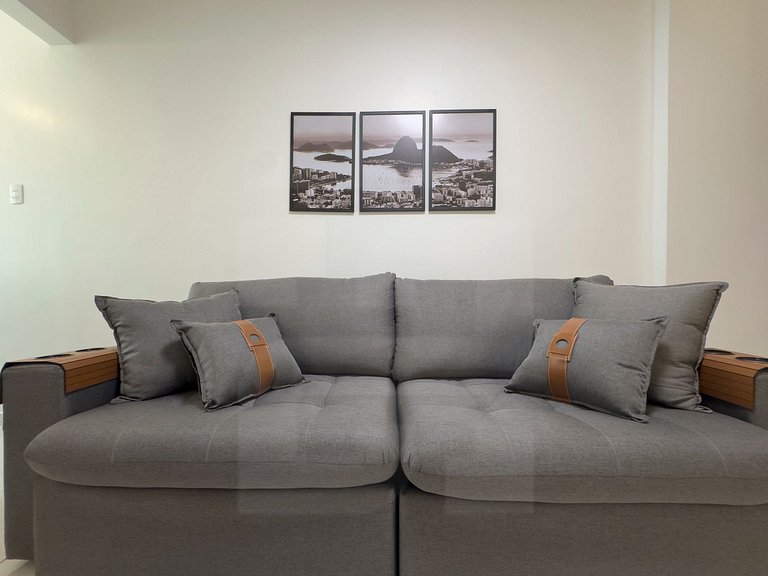 Spacious & Cozy by Copacabana Beach