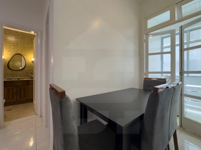 Spacious & Cozy by Copacabana Beach