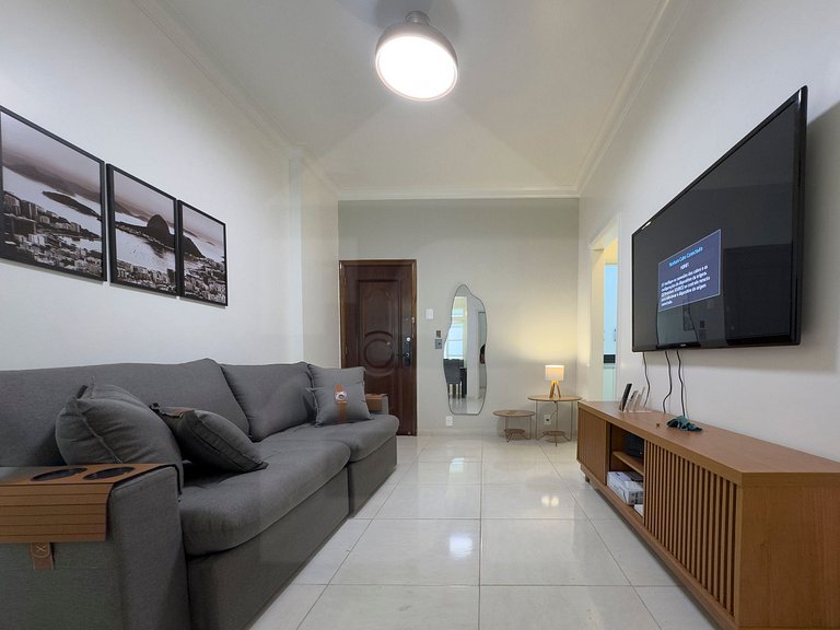 Spacious & Cozy by Copacabana Beach