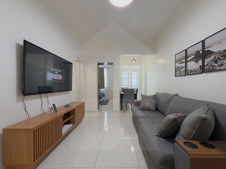 Spacious & Cozy by Copacabana Beach