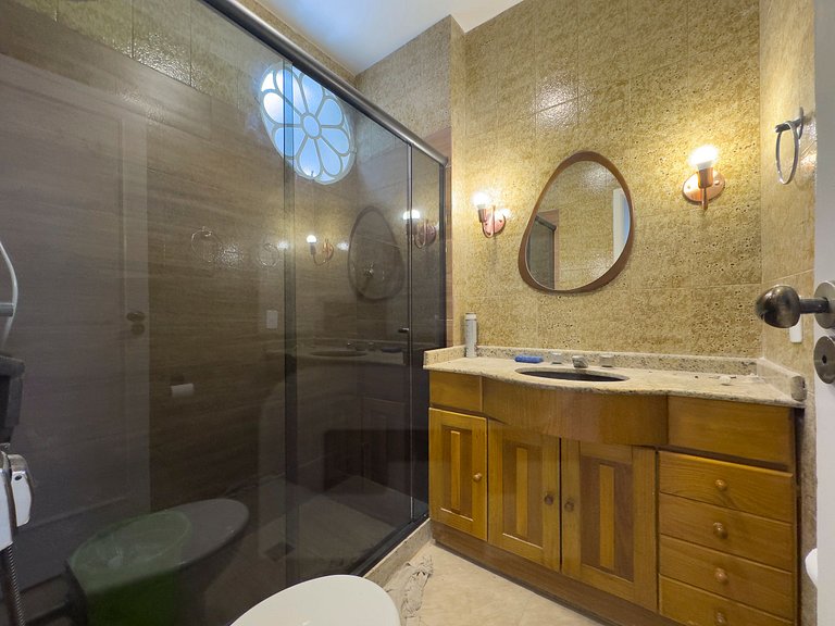 Spacious & Cozy by Copacabana Beach