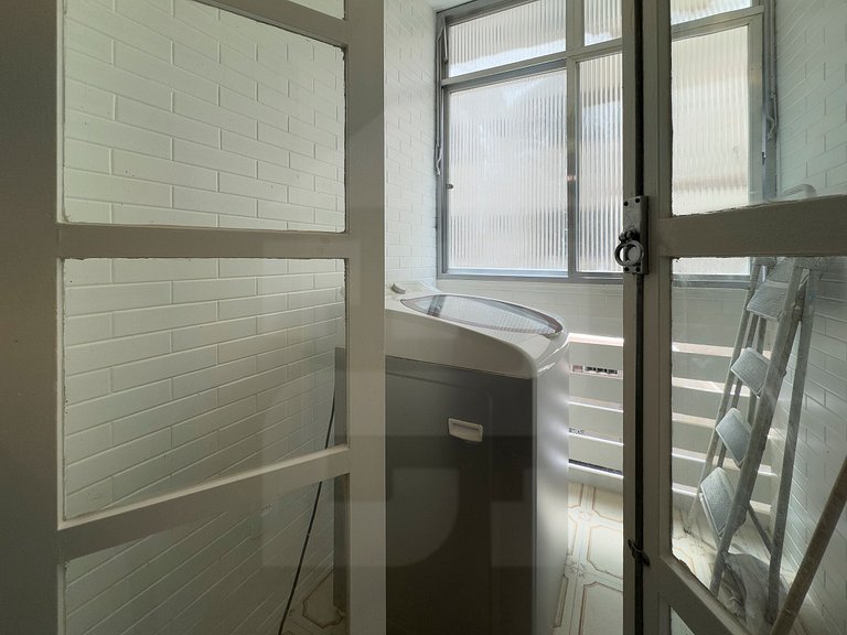 Spacious & Cozy by Copacabana Beach