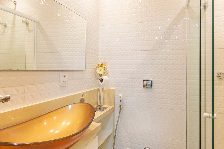 Excellent location in Copacabana, close to the sea