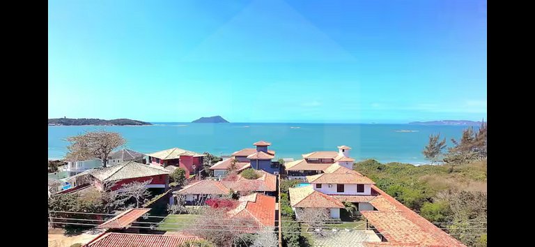 Conforto y piscina junto a la playa