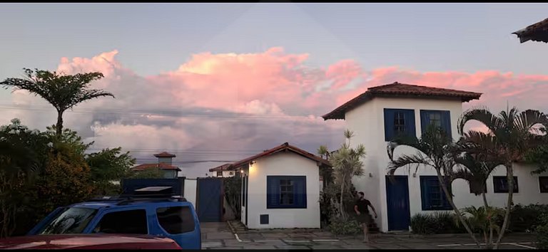 Conforto y piscina junto a la playa