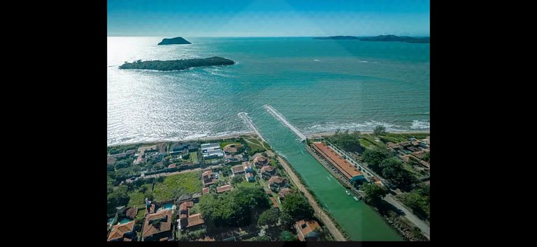 Conforto y piscina junto a la playa