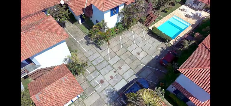 Conforto y piscina junto a la playa