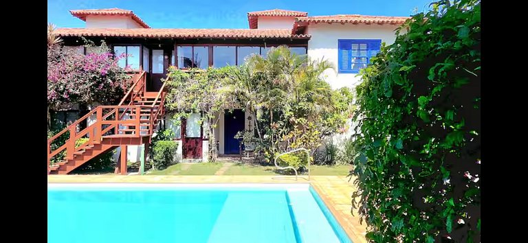 Conforto e Piscina ao Lado da Praia
