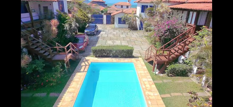 Conforto y piscina junto a la playa