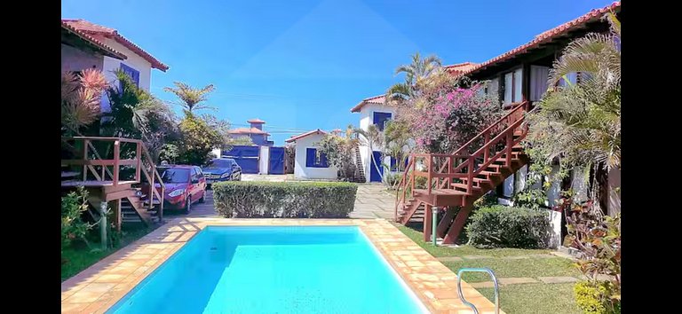 Conforto y piscina junto a la playa