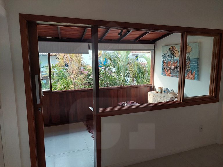 Conforto e Piscina ao Lado da Praia