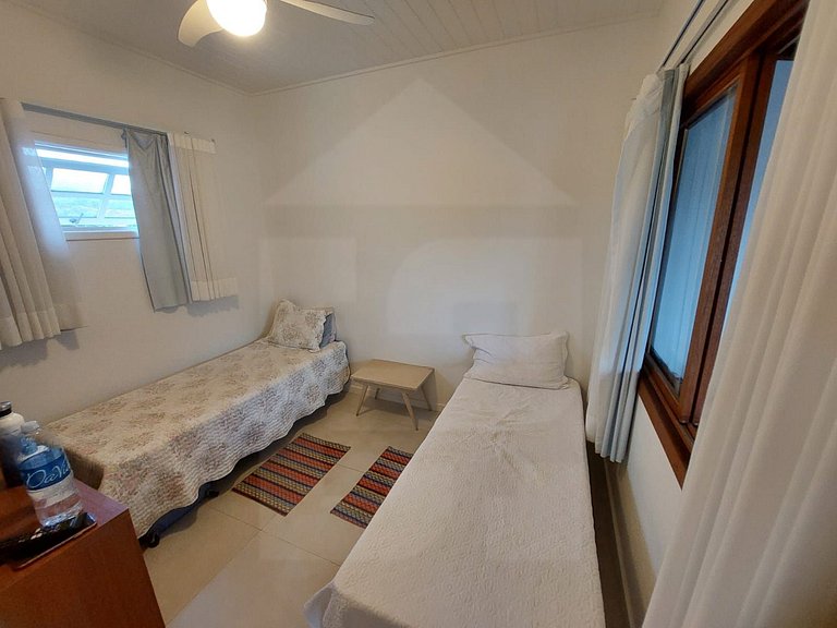 Conforto y piscina junto a la playa