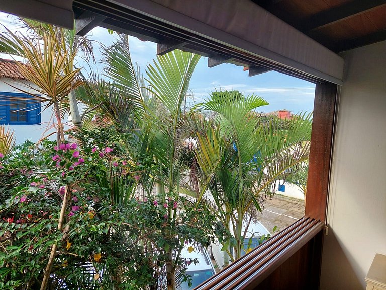 Conforto y piscina junto a la playa