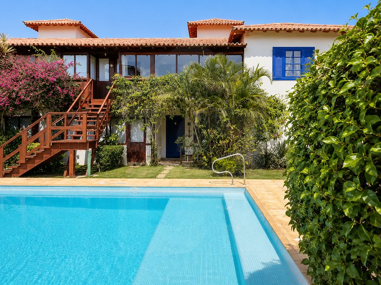 Conforto y piscina junto a la playa
