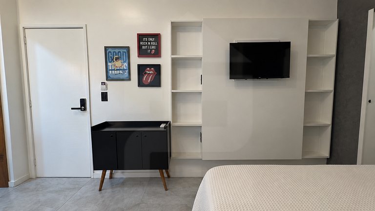 Loft a uma rua da praia de Copacabana, com ar