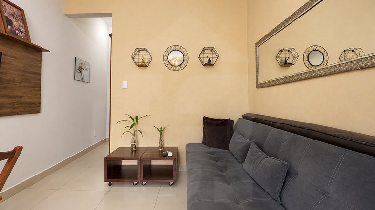 Studio reformado ao lado do metrô, 5 min da praia | Haelo